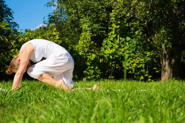 Yoga i parken — Stockfoto